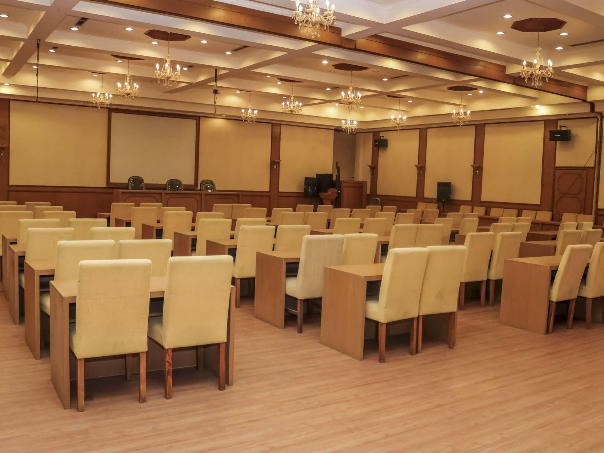 Nida Marvell Cibogo Hotel